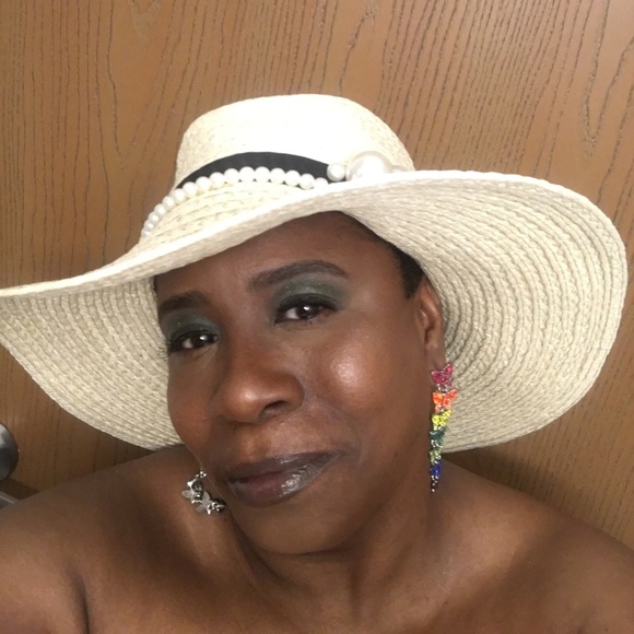 Meet your Posher, Basque Rene'e - Picture 10 of 16